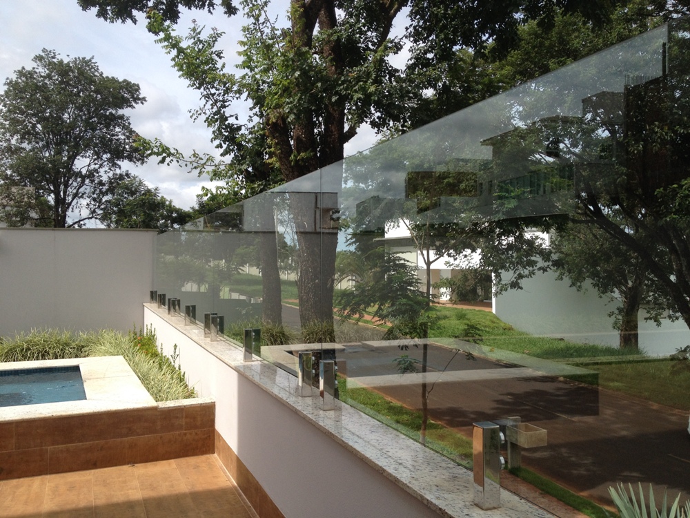 Fabricamos serviços sob medida e ao seu gosto! Muros, envidraçamentos de sacadas e telhados!